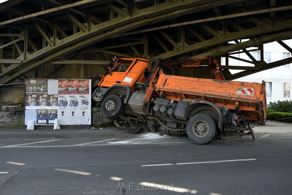 LKW blieb unter Bruecke haengen Koeln Deutz Deutz Muelheimerstr P018.JPG - Miklos Laubert